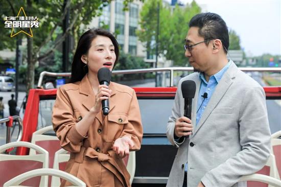 上海新闻广播主持人雪瑾（左），与第一财经广播主持人包嵘“趣说”豫园
